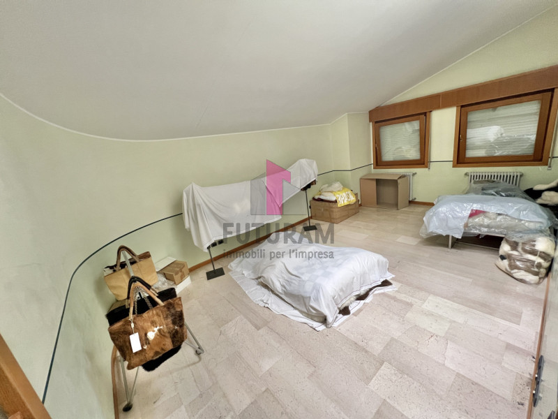 MAROSTICA - RIF.23BRU-FUTURAM PER INFO 0444/310220 - 392/9183796

IN ZONA DI FORTE PASSAGGIO, A M...