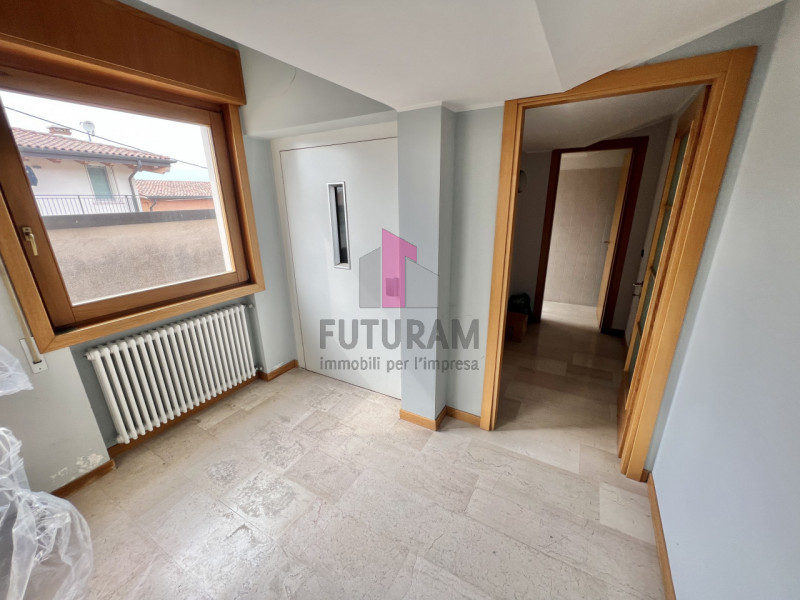 MAROSTICA - RIF.23BRU-FUTURAM PER INFO 0444/310220 - 392/9183796

IN ZONA DI FORTE PASSAGGIO, A M...