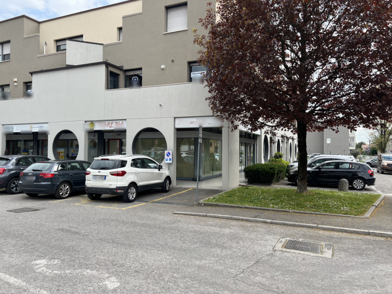 Sarmeola di Rubano (PD):

Situato in una posizione strategica, tra la statale PD-VI e via dei Com...