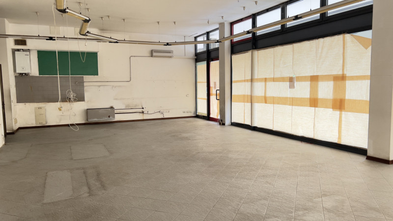 Sarmeola di Rubano (PD):

Situato in una posizione strategica, tra la statale PD-VI e via dei Com...