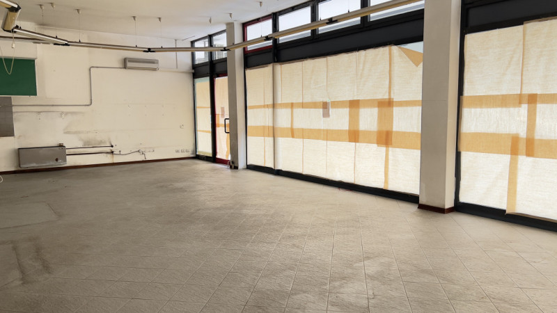 Sarmeola di Rubano (PD):

Situato in una posizione strategica, tra la statale PD-VI e via dei Com...