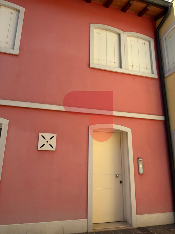 Scoprite questo affascinante appartamento di 80 mq con accesso indipendente, situato nel centro s...