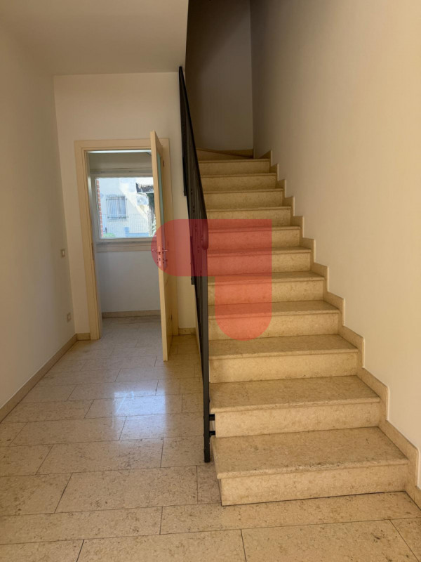 Scoprite questo affascinante appartamento di 80 mq con accesso indipendente, situato nel centro s...