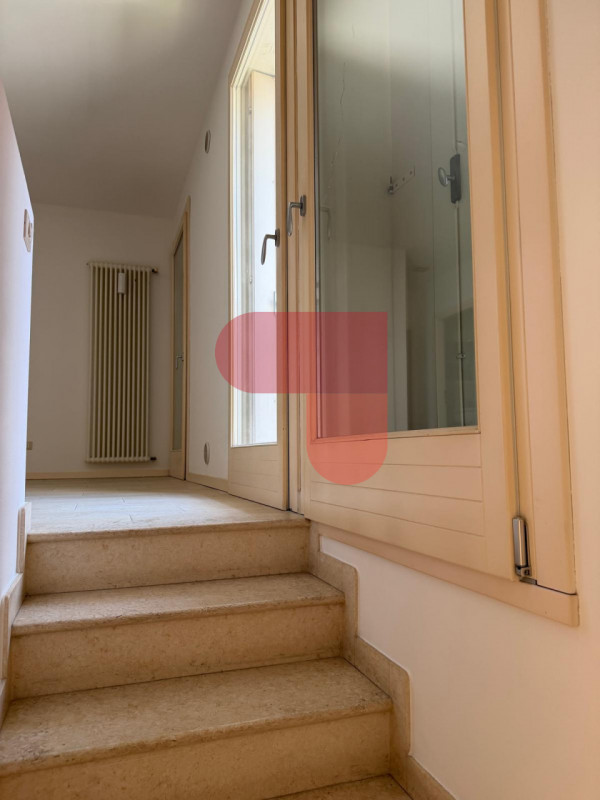 Scoprite questo affascinante appartamento di 80 mq con accesso indipendente, situato nel centro s...