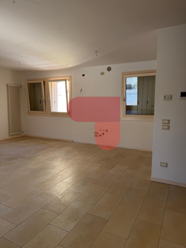 Scoprite questo affascinante appartamento di 80 mq con accesso indipendente, situato nel centro s...