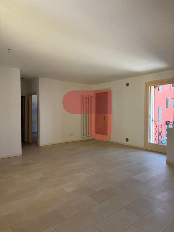 Scoprite questo affascinante appartamento di 80 mq con accesso indipendente, situato nel centro s...
