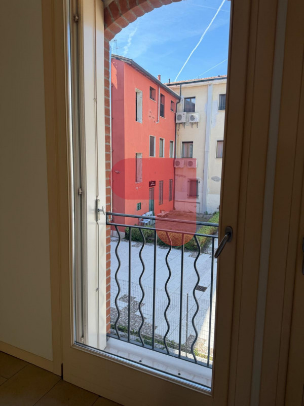 Scoprite questo affascinante appartamento di 80 mq con accesso indipendente, situato nel centro s...