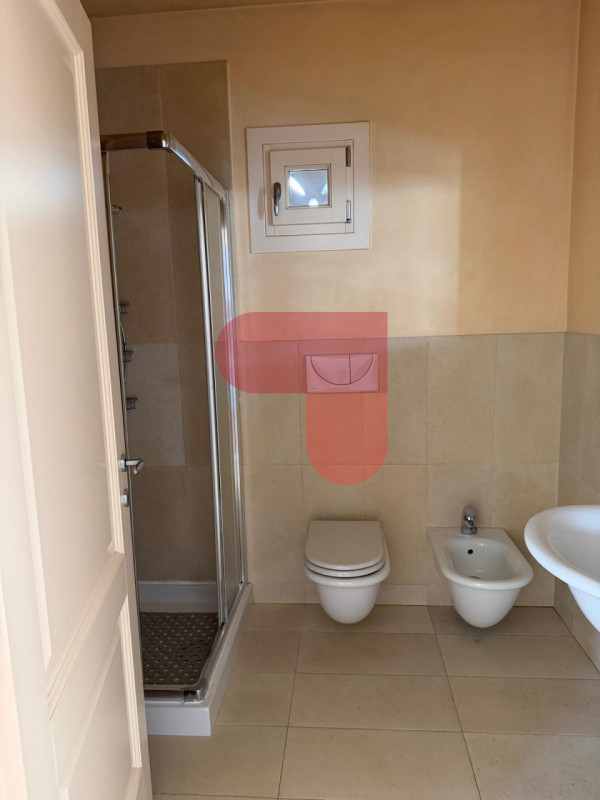 Scoprite questo affascinante appartamento di 80 mq con accesso indipendente, situato nel centro s...