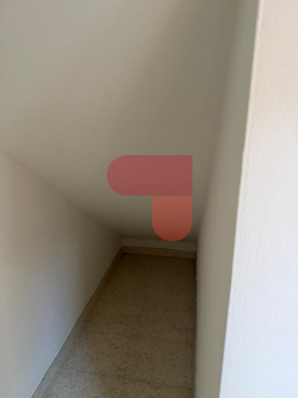 Scoprite questo affascinante appartamento di 80 mq con accesso indipendente, situato nel centro s...