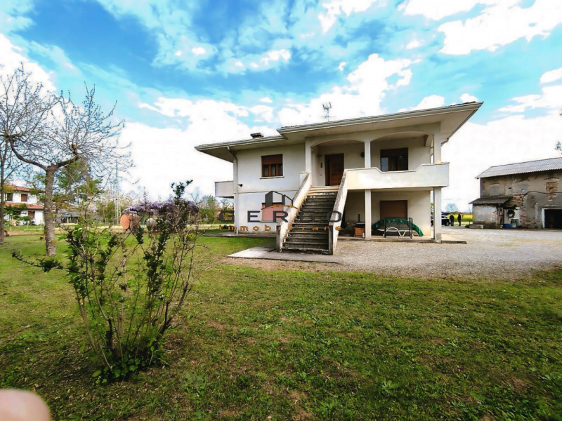 (Per INFO Mattias 3494222146) A Pramaggiore, in piena zona doc Lison - Pramaggiore, si propone in...