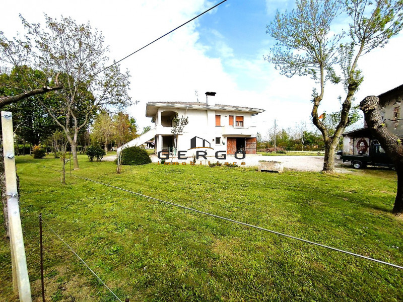 (Per INFO Mattias 3494222146) A Pramaggiore, in piena zona doc Lison - Pramaggiore, si propone in...