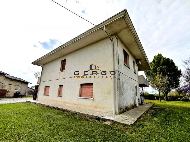 (Per INFO Mattias 3494222146) A Pramaggiore, in piena zona doc Lison - Pramaggiore, si propone in...