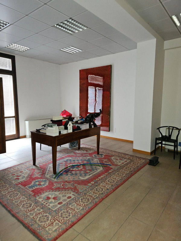 Se stai cercando un ufficio direzionale che trasmetta professionalità e prestigio, non perdere qu...