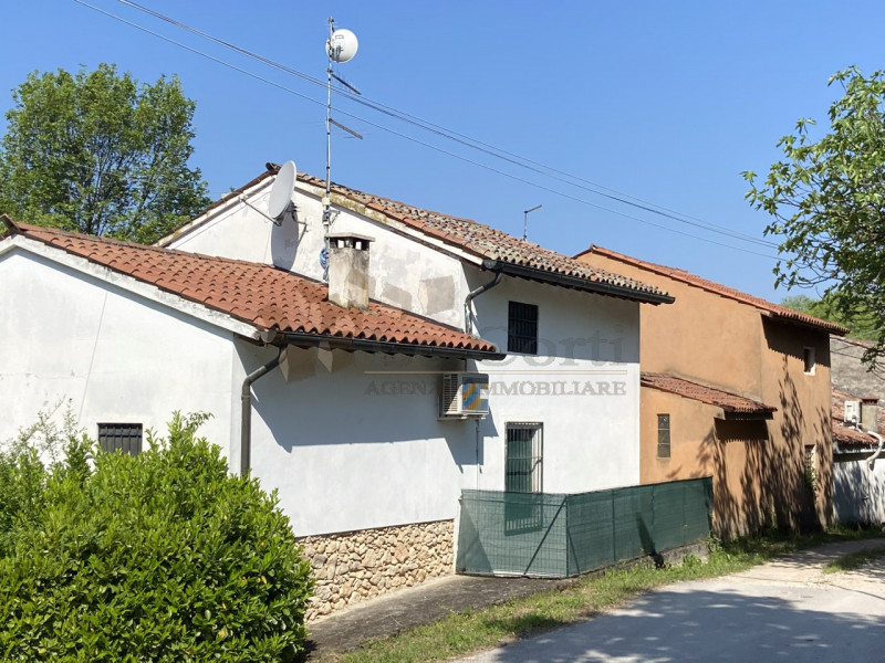 Scopri questa bella proprietà rustica situata nel cuore di un incantevole borgo collinare a Sareg...