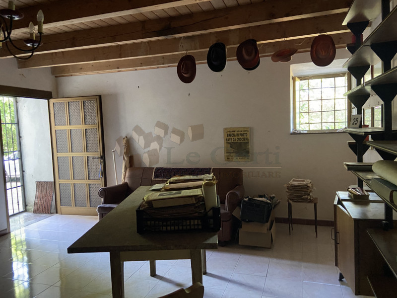 Scopri questa bella proprietà rustica situata nel cuore di un incantevole borgo collinare a Sareg...