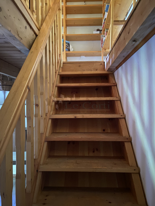 Scopri questa bella proprietà rustica situata nel cuore di un incantevole borgo collinare a Sareg...