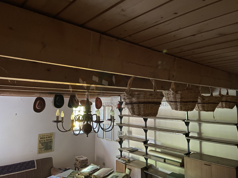 Scopri questa bella proprietà rustica situata nel cuore di un incantevole borgo collinare a Sareg...