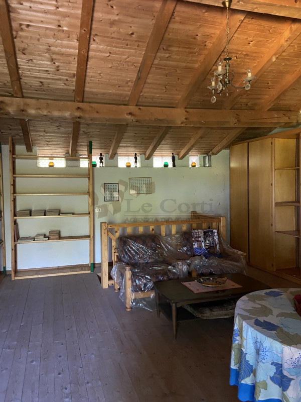 Scopri questa bella proprietà rustica situata nel cuore di un incantevole borgo collinare a Sareg...