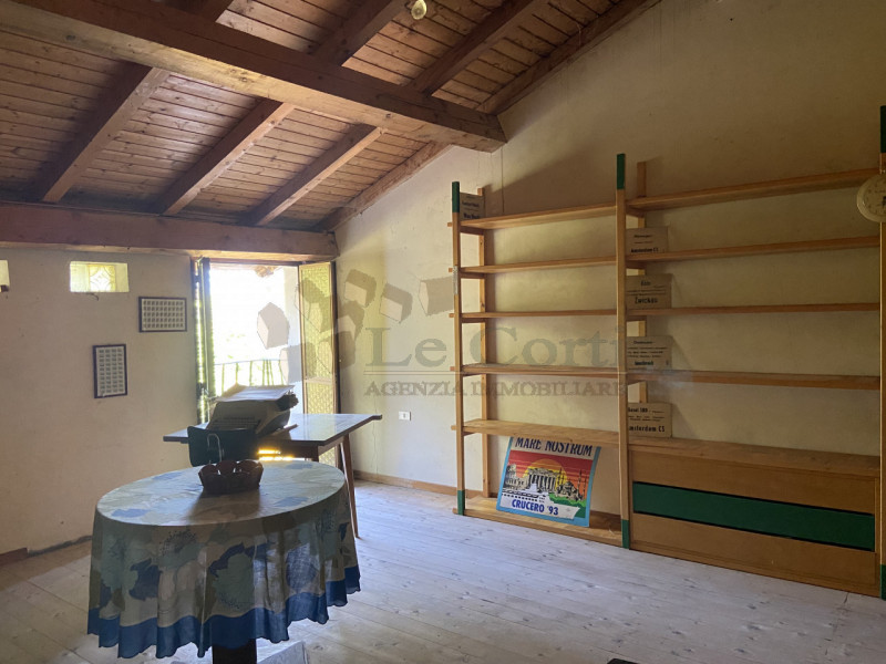 Scopri questa bella proprietà rustica situata nel cuore di un incantevole borgo collinare a Sareg...