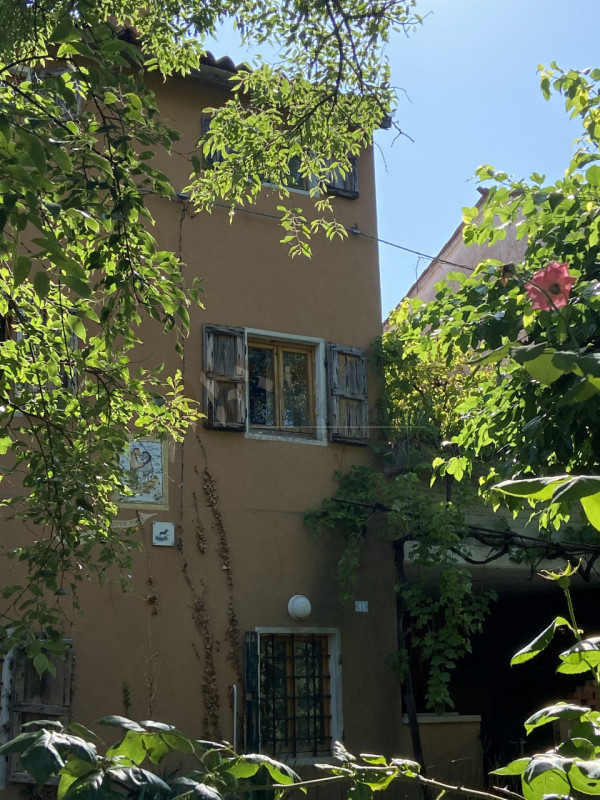 Scopri questa bella proprietà rustica situata nel cuore di un incantevole borgo collinare a Sareg...