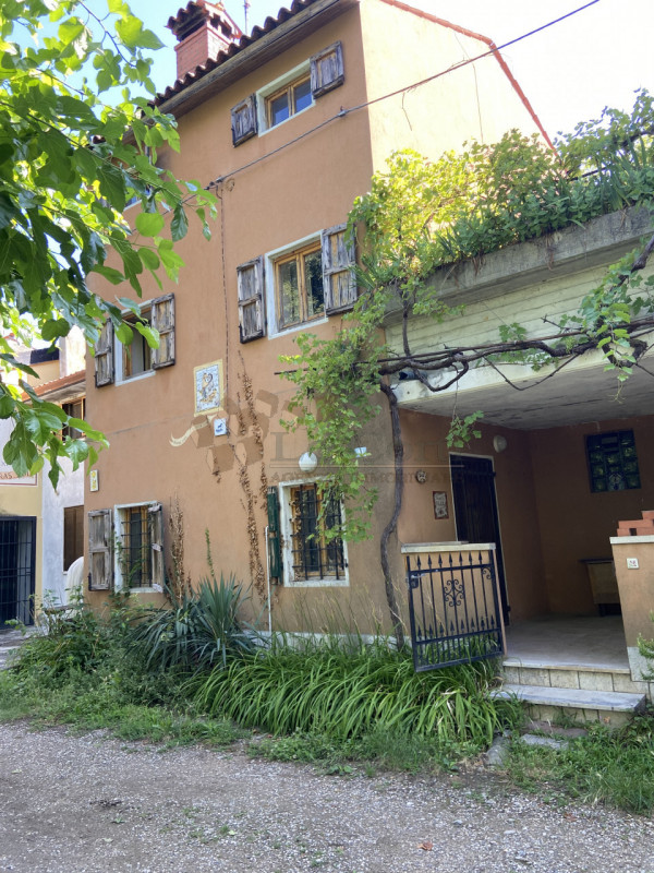 Scopri questa bella proprietà rustica situata nel cuore di un incantevole borgo collinare a Sareg...