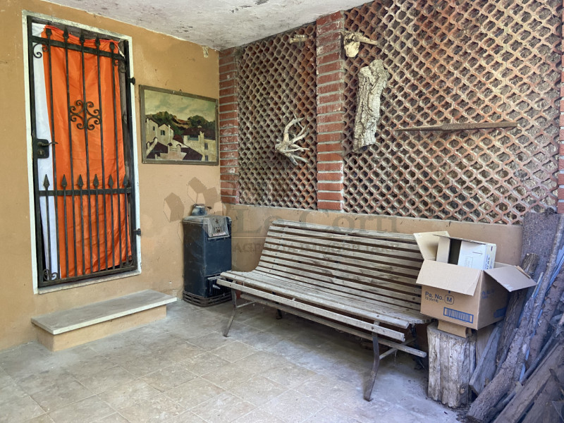 Scopri questa bella proprietà rustica situata nel cuore di un incantevole borgo collinare a Sareg...