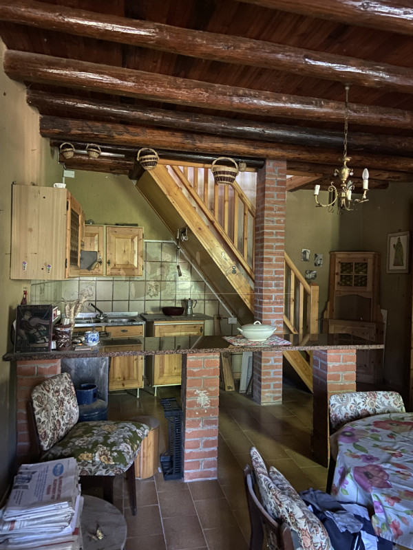 Scopri questa bella proprietà rustica situata nel cuore di un incantevole borgo collinare a Sareg...