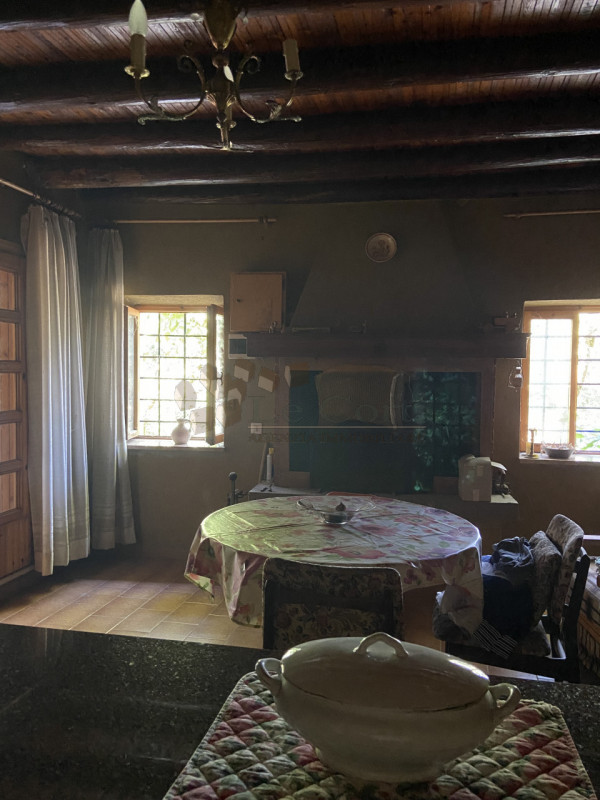 Scopri questa bella proprietà rustica situata nel cuore di un incantevole borgo collinare a Sareg...