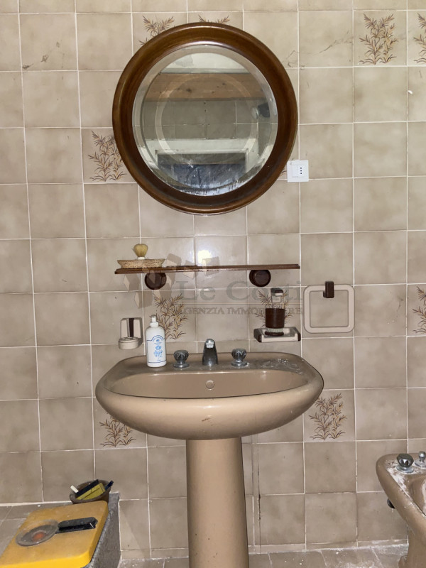 Scopri questa bella proprietà rustica situata nel cuore di un incantevole borgo collinare a Sareg...