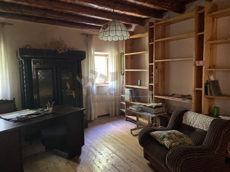 Scopri questa bella proprietà rustica situata nel cuore di un incantevole borgo collinare a Sareg...