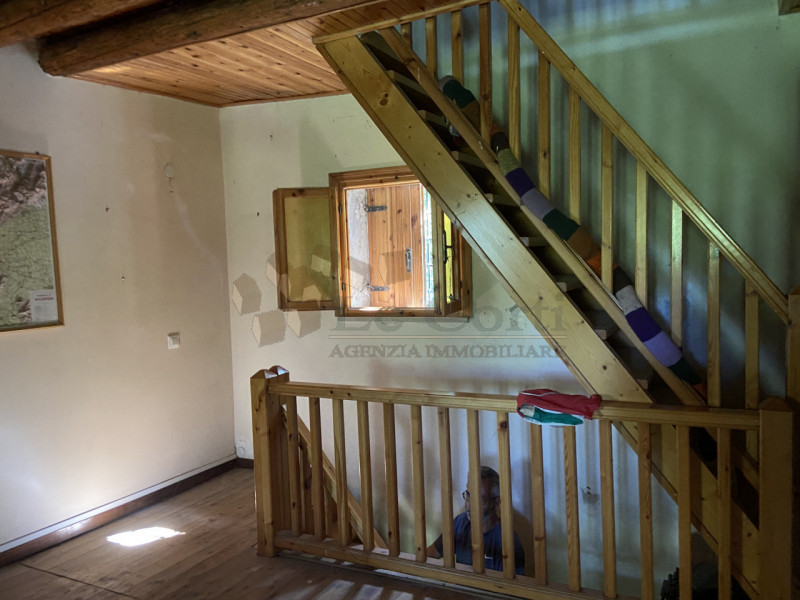 Scopri questa bella proprietà rustica situata nel cuore di un incantevole borgo collinare a Sareg...