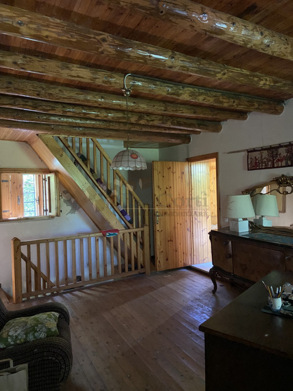 Scopri questa bella proprietà rustica situata nel cuore di un incantevole borgo collinare a Sareg...