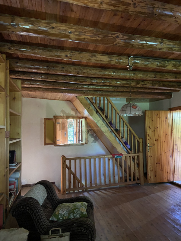 Scopri questa bella proprietà rustica situata nel cuore di un incantevole borgo collinare a Sareg...