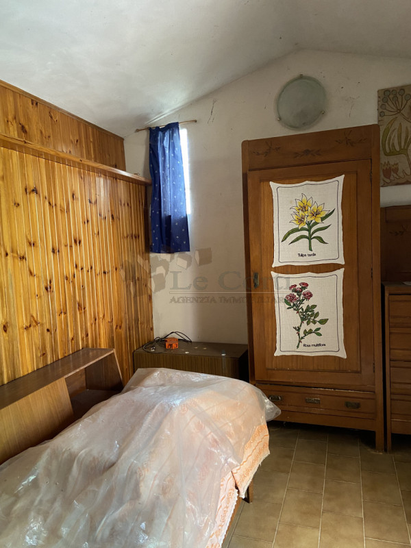 Scopri questa bella proprietà rustica situata nel cuore di un incantevole borgo collinare a Sareg...