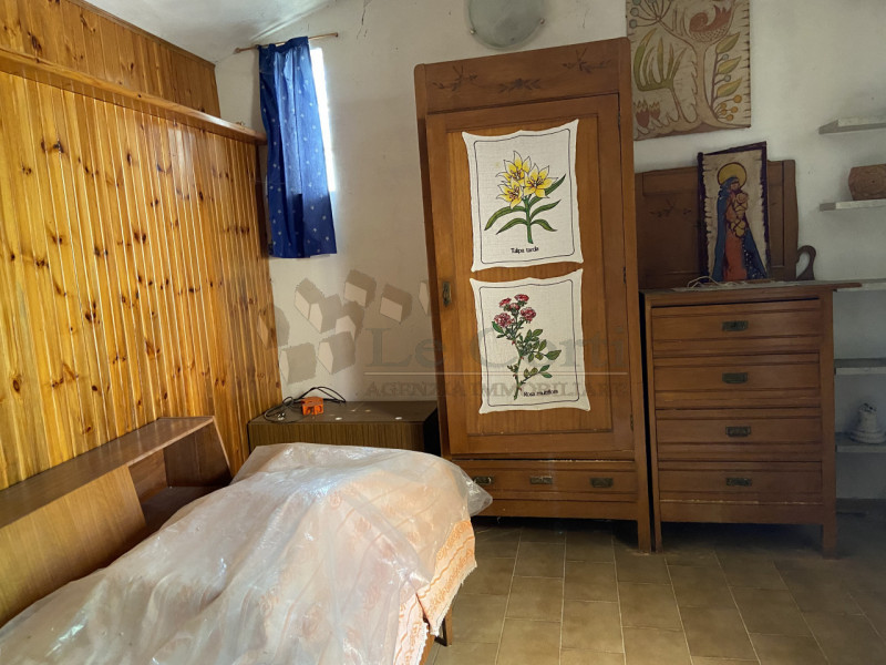 Scopri questa bella proprietà rustica situata nel cuore di un incantevole borgo collinare a Sareg...