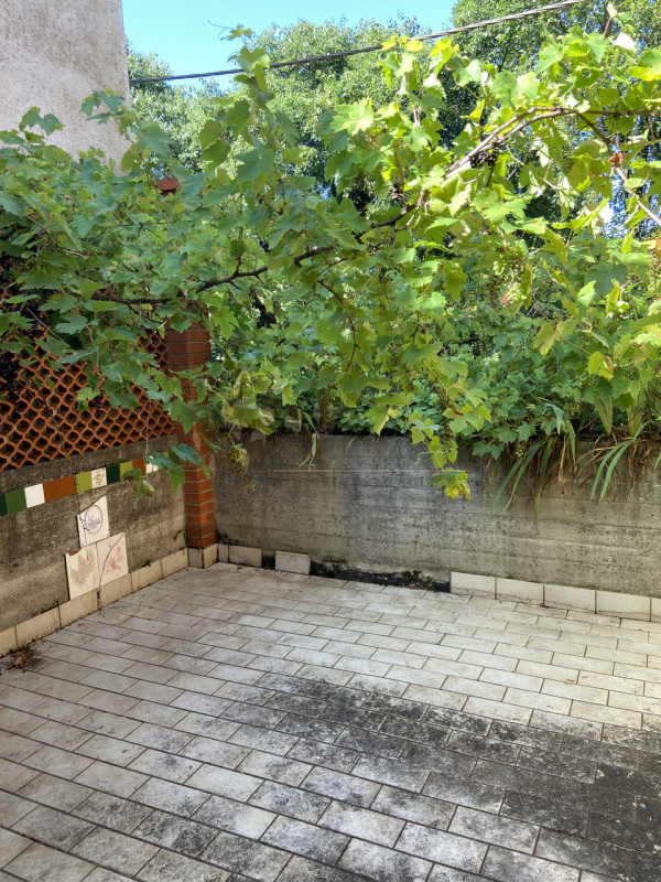 Scopri questa bella proprietà rustica situata nel cuore di un incantevole borgo collinare a Sareg...