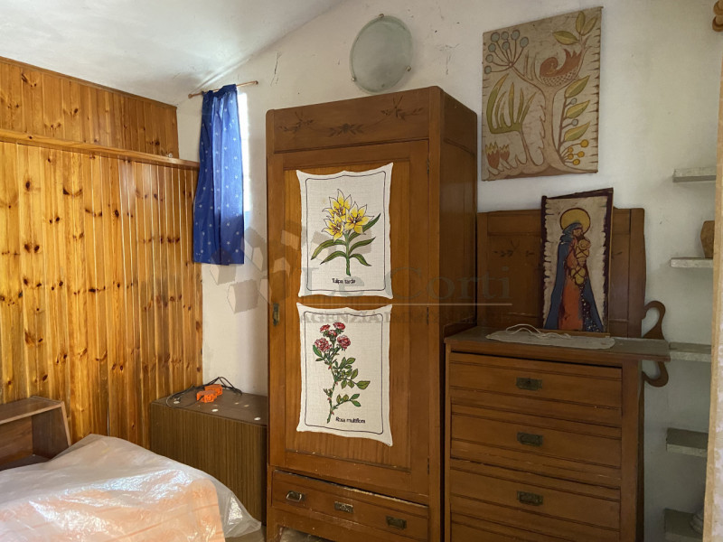 Scopri questa bella proprietà rustica situata nel cuore di un incantevole borgo collinare a Sareg...