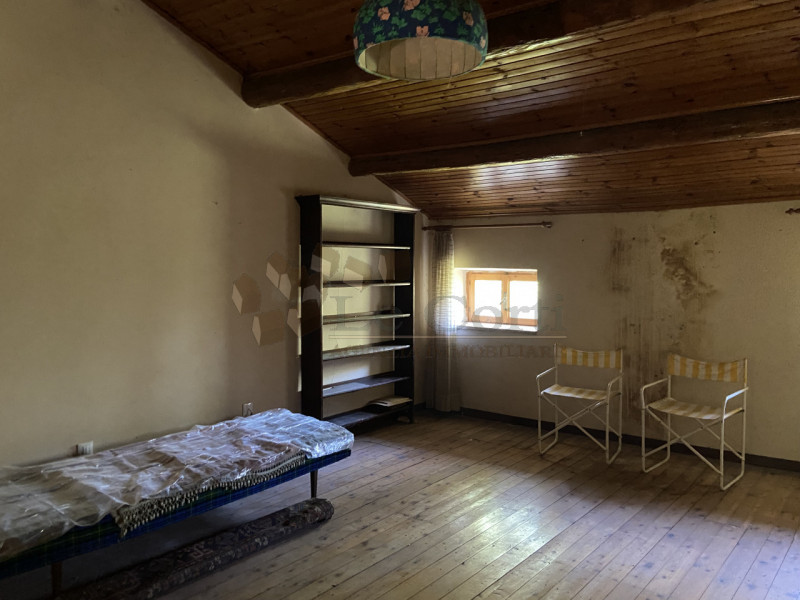 Scopri questa bella proprietà rustica situata nel cuore di un incantevole borgo collinare a Sareg...