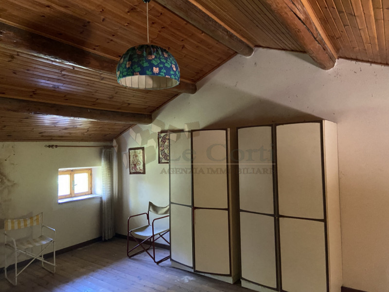 Scopri questa bella proprietà rustica situata nel cuore di un incantevole borgo collinare a Sareg...