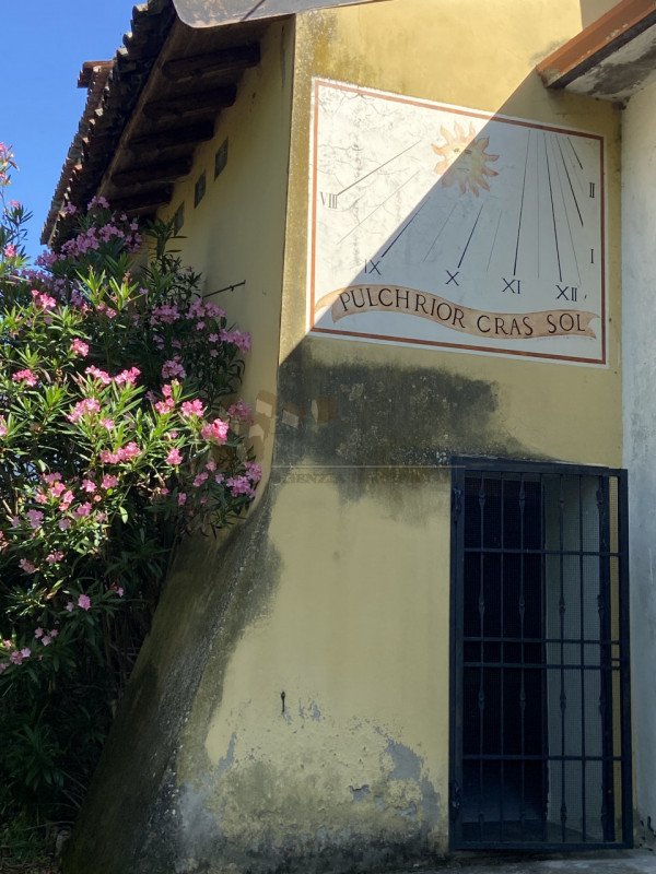 Scopri questa bella proprietà rustica situata nel cuore di un incantevole borgo collinare a Sareg...