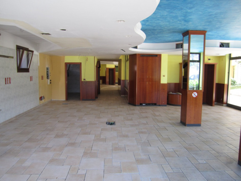 Situato nel cuore di Montebello Vicentino, questo ampio ufficio-negozio è l'opportunità ideale pe...