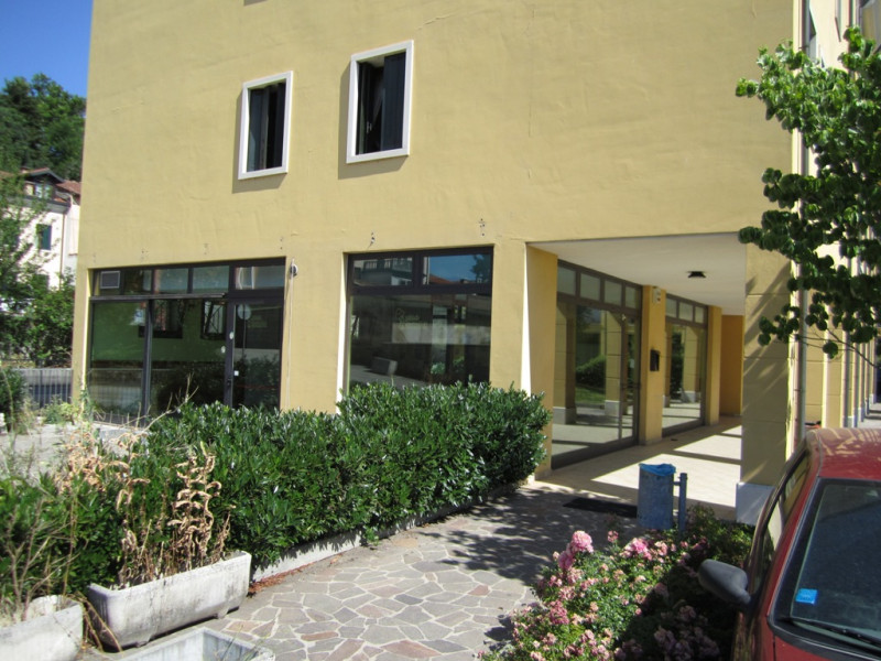 Situato nel cuore di Montebello Vicentino, questo ampio ufficio-negozio è l'opportunità ideale pe...