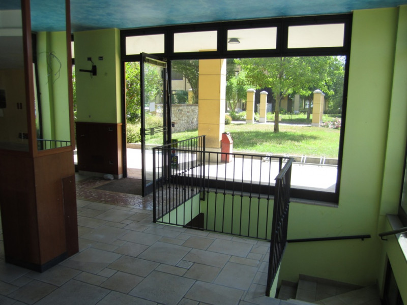 Situato nel cuore di Montebello Vicentino, questo ampio ufficio-negozio è l'opportunità ideale pe...