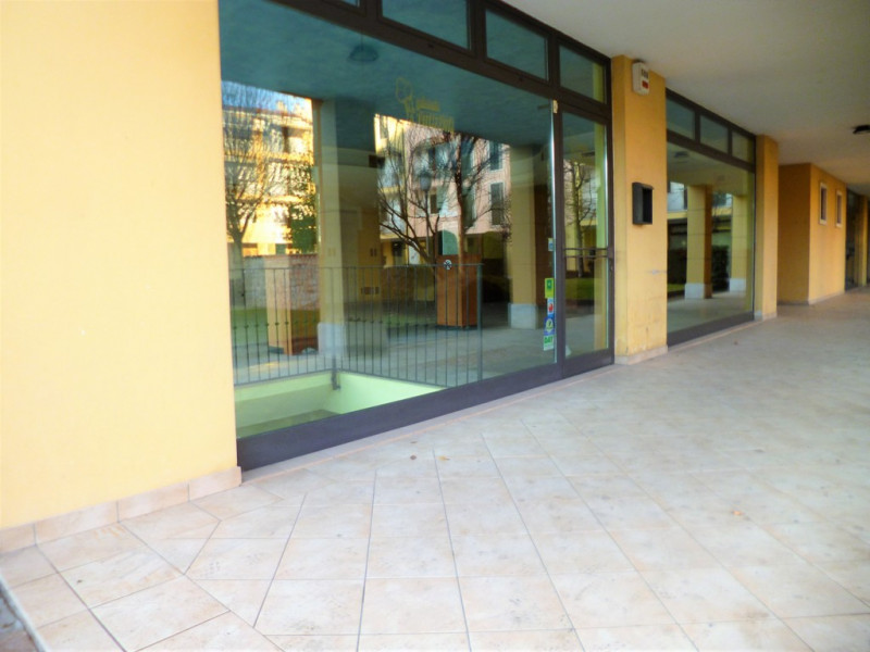 Situato nel cuore di Montebello Vicentino, questo ampio ufficio-negozio è l'opportunità ideale pe...