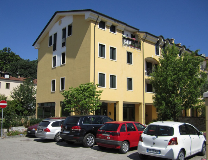 Situato nel cuore di Montebello Vicentino, questo ampio ufficio-negozio è l'opportunità ideale pe...