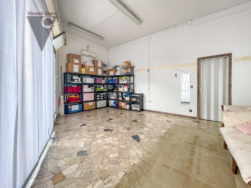 PONTE DI BRENTA - NEGOZIO
Proponiamo alle porte di Padova, in zona interna in contesto alberato, ...