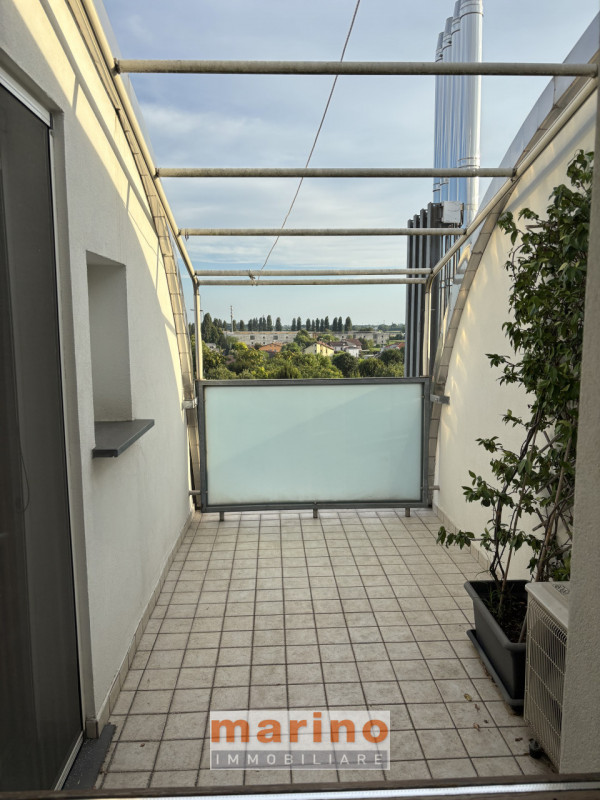 PADOVA QUARTIERE VOLTABAROZZO 
Affittasi appartamento all'ultimo piano con ascensore disposto su ...