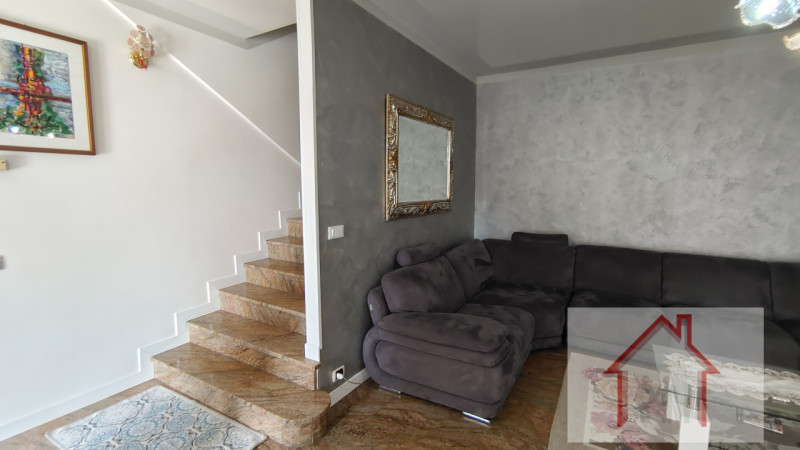 Prestigiosa villa singola costruita negli anni '80 dalle finiture particolari, piano terra ampio ...