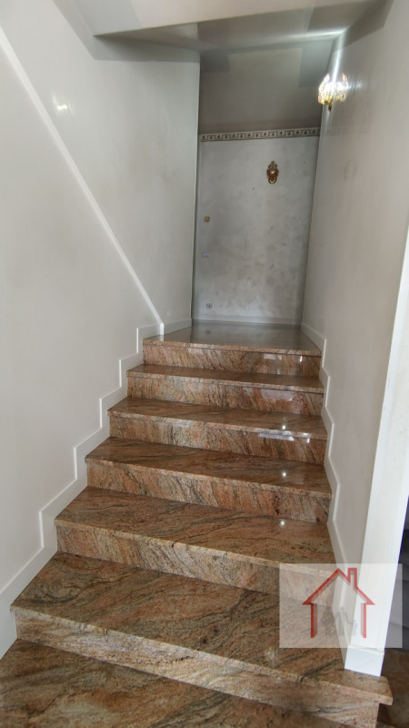 Prestigiosa villa singola costruita negli anni '80 dalle finiture particolari, piano terra ampio ...