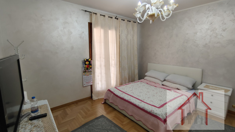 Prestigiosa villa singola costruita negli anni '80 dalle finiture particolari, piano terra ampio ...